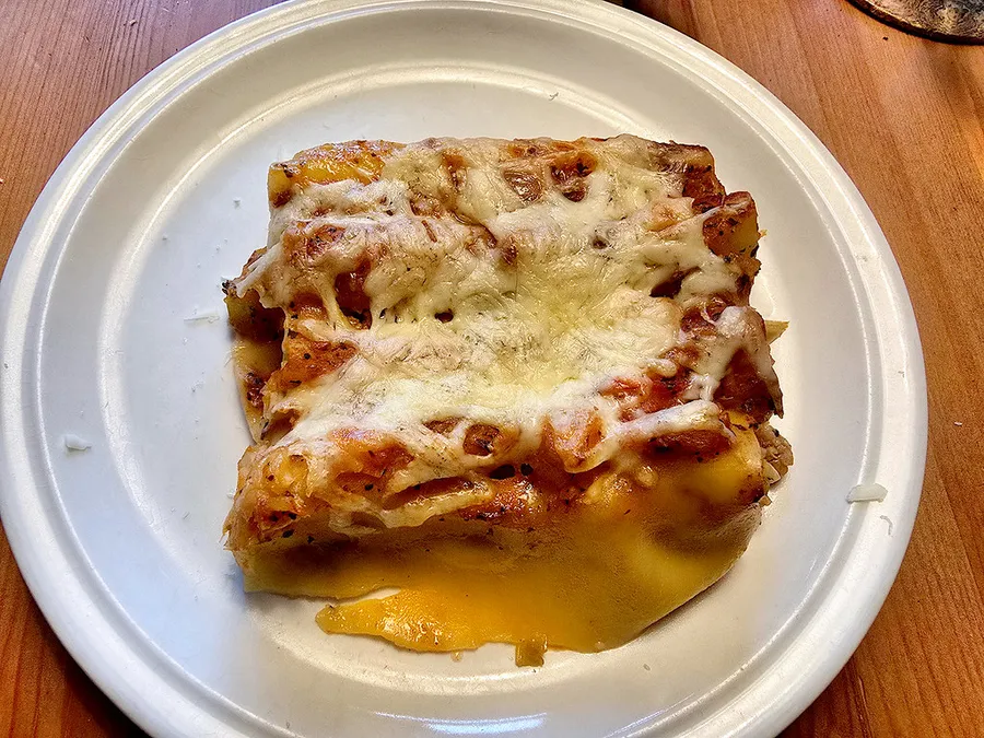 Canelones gratinados con bechamel y queso dorado en un plato blanco