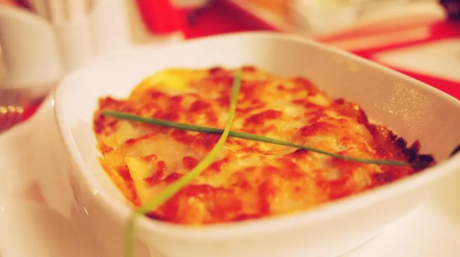 Fuente de pasta gratinada al horno con queso tostado